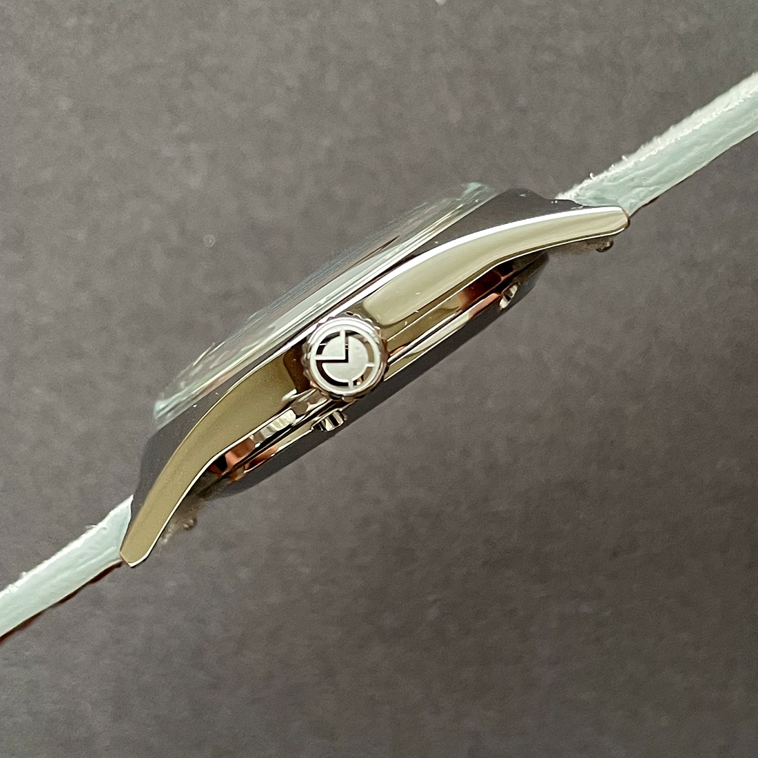 นาฬิกา Merkur หน้าปัดลายปลาแซล - Omega Watch Constellation บทวิจารณ์และราคา